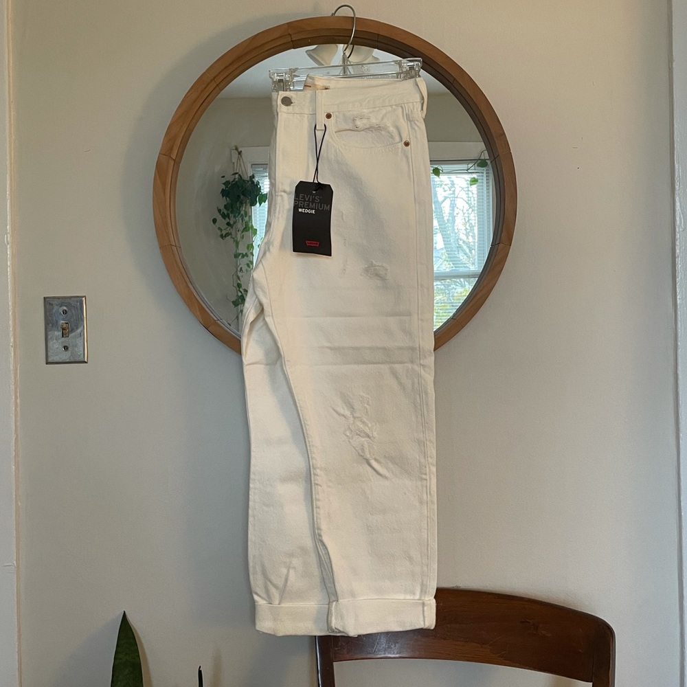 Brand new Levi’s Distressed Wedgie Jeans - White